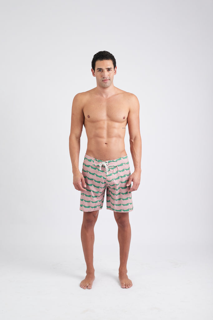Modelo usando o boardshort masculino green/pink Onda