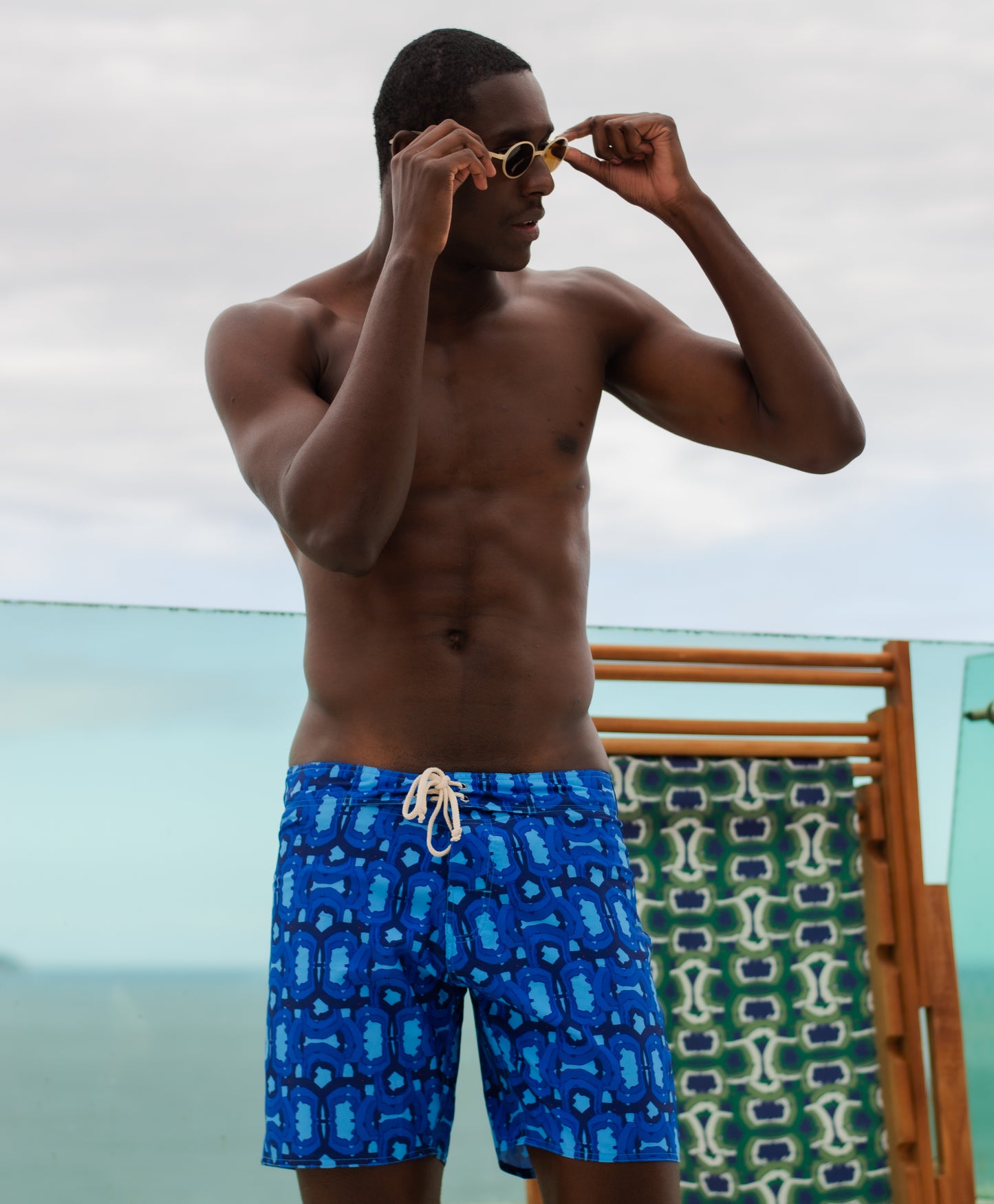 Modelo usando Board Shorts yoga sutra, com tons azul.