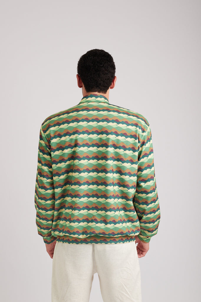 Modelo usando a bomber jacket unissex Camouflage