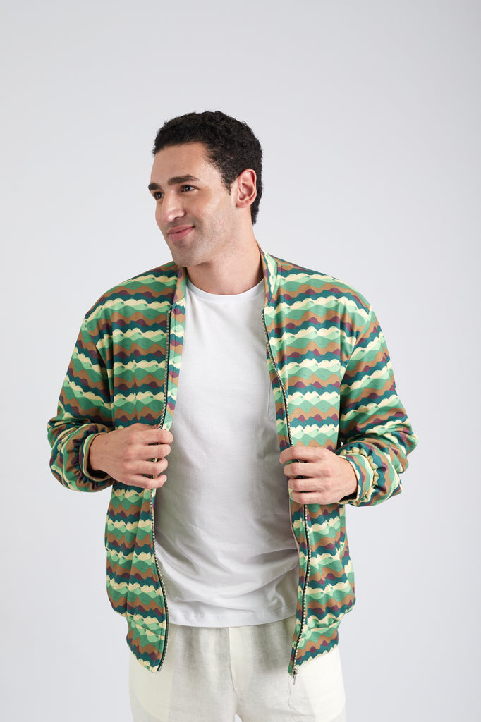 Modelo usando a bomber jacket unissex Camouflage