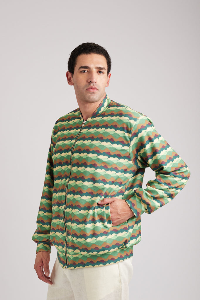 Modelo usando a bomber jacket unissex Camouflage