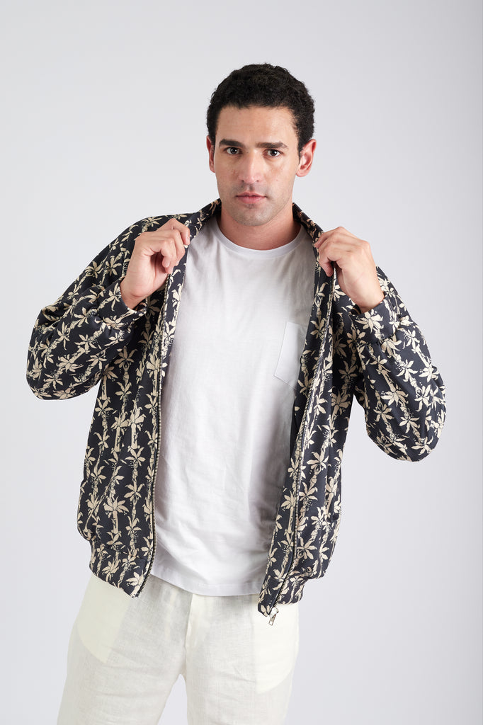 Modelo usando a bomber jacket unissex Fauna & Fauna black/off white