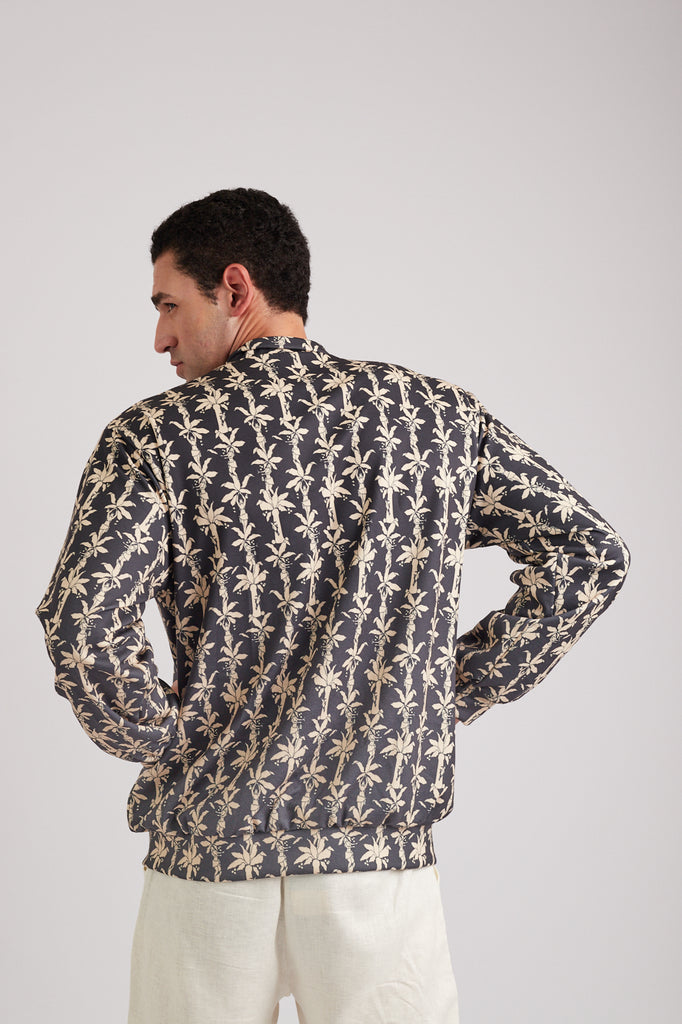 Modelo usando a bomber jacket unissex Fauna & Fauna black/off white