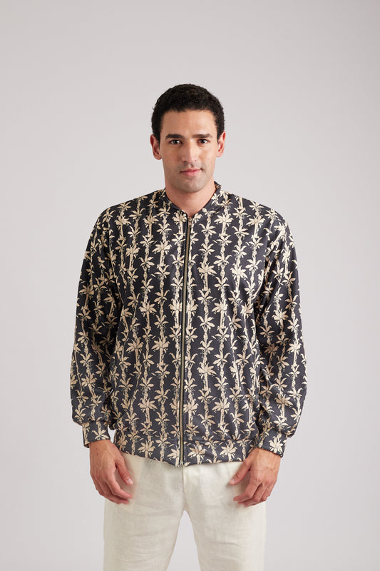 Modelo usando a bomber jacket unissex Fauna & Fauna black/off white