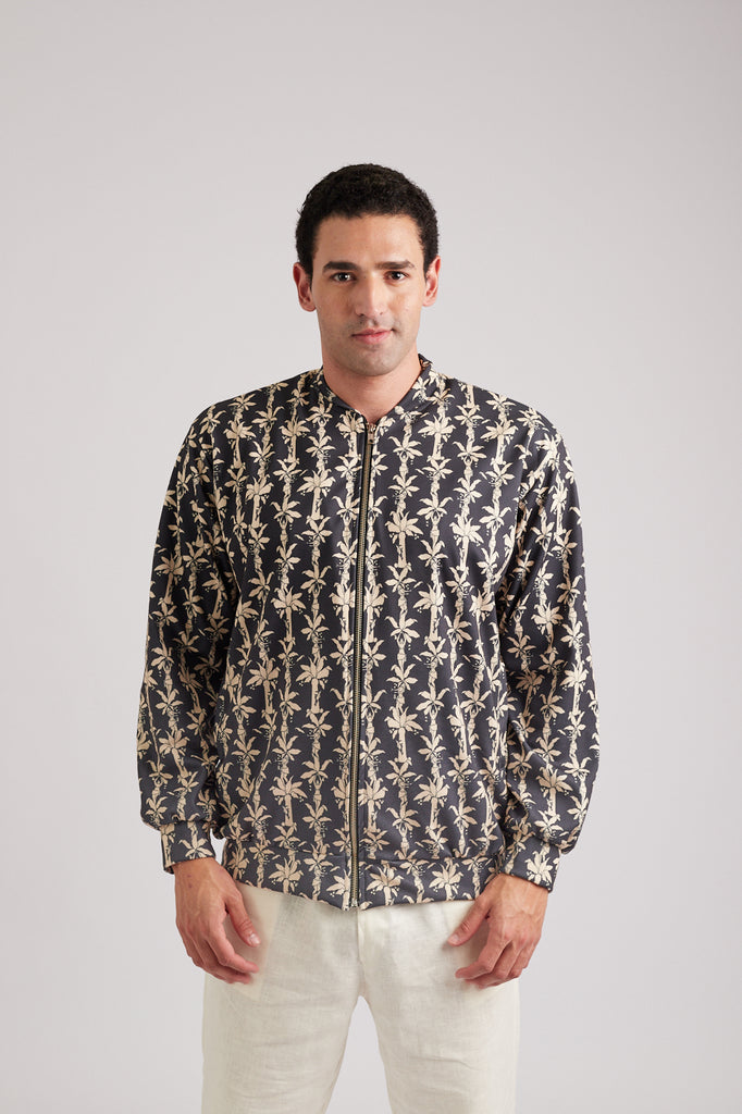 Modelo usando a bomber jacket unissex Fauna & Fauna black/off white