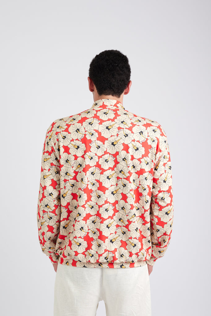 Modelo usando a bomber jacket unissex Poli Nation red/off white