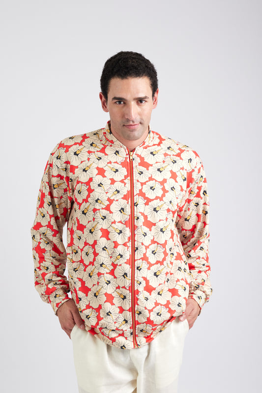 Modelo usando a bomber jacket unissex Poli Nation red/off white