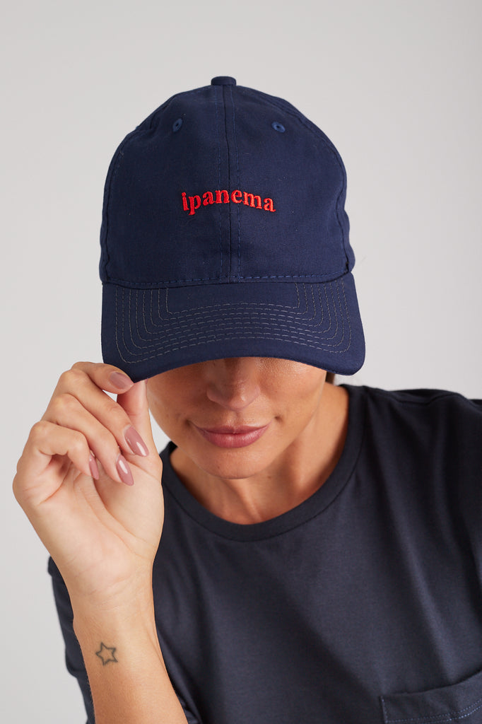 Modelo usando o boné Ipanema Azul Marinho unissex