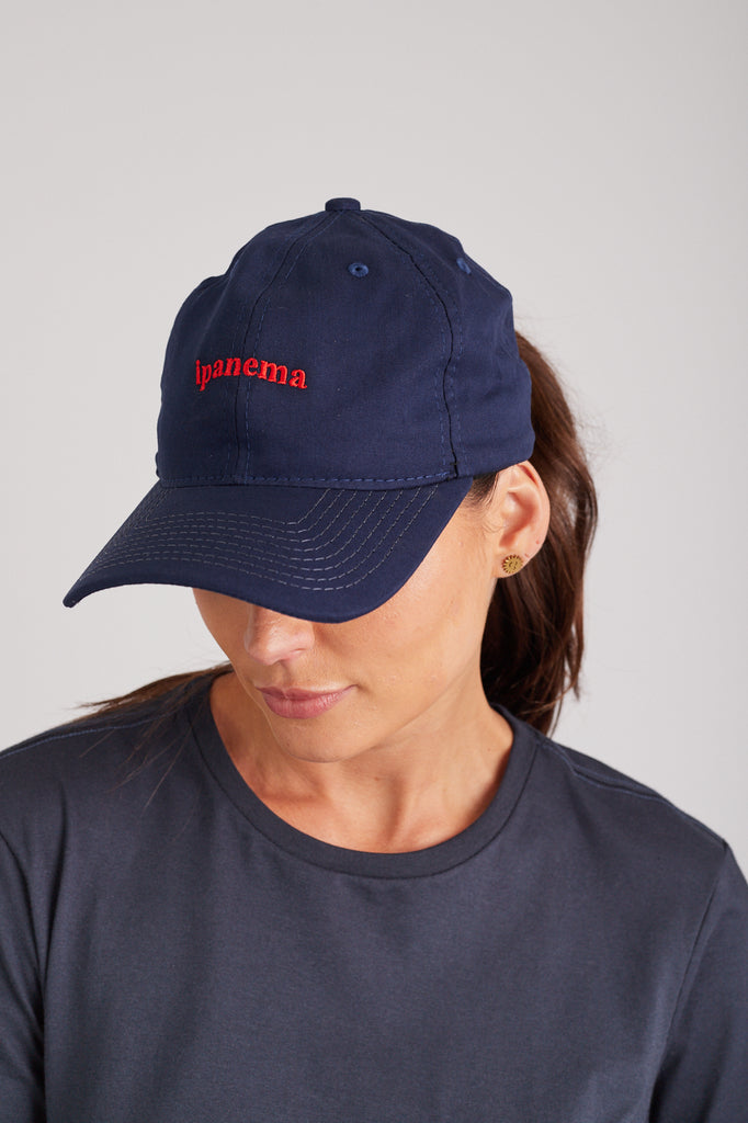 Modelo usando o boné Ipanema Azul Marinho unissex