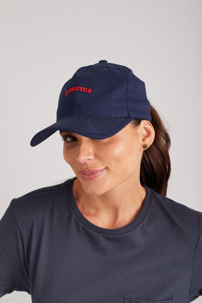 Modelo usando o boné Ipanema Azul Marinho unissex