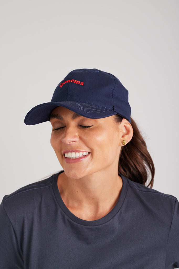 Modelo usando o boné Ipanema Azul Marinho unissex