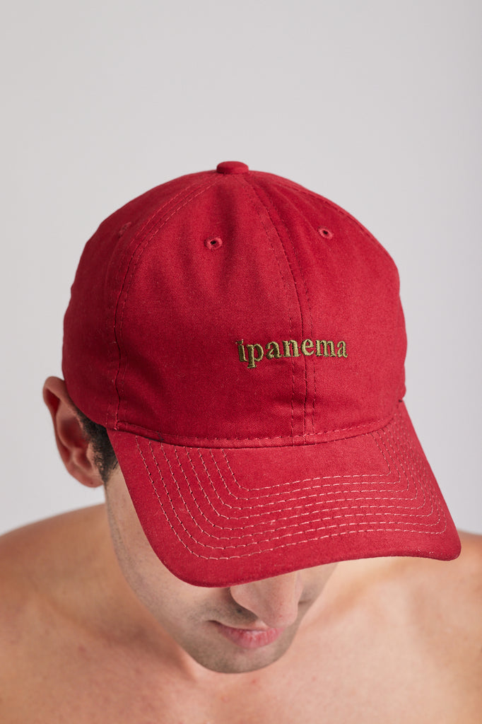 Modelo usando o boné Ipanema Bordô unissex
