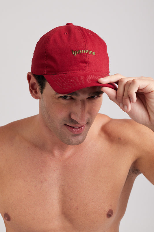 Modelo usando o boné Ipanema Bordô unissex