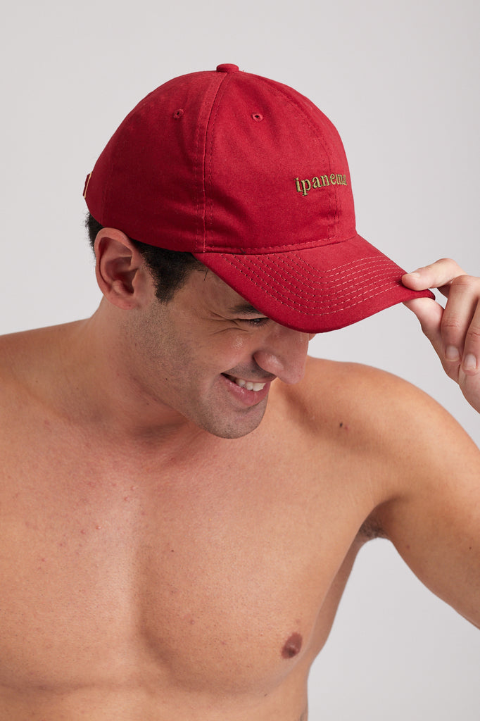 Modelo usando o boné Ipanema Bordô unissex