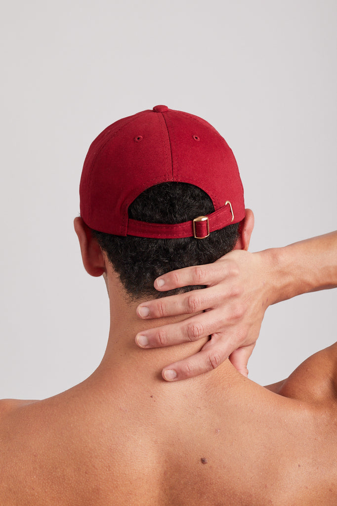 Modelo usando o boné Ipanema Bordô unissex