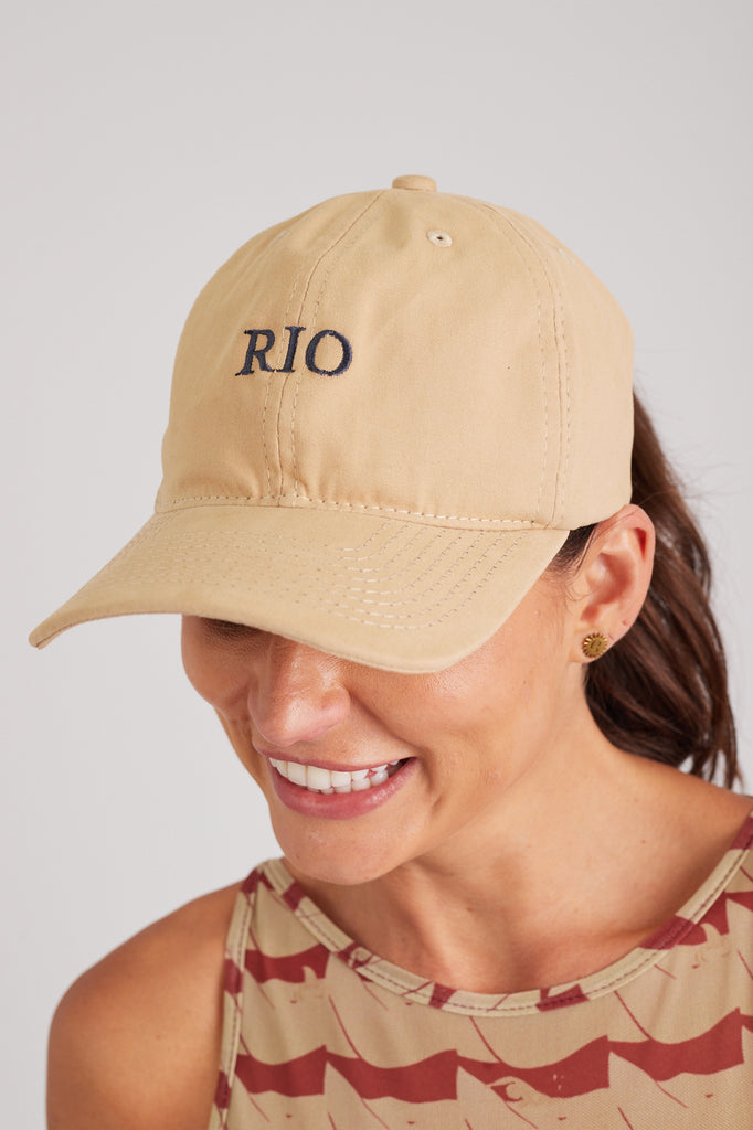 Modelo usando o boné Rio Bege unissex