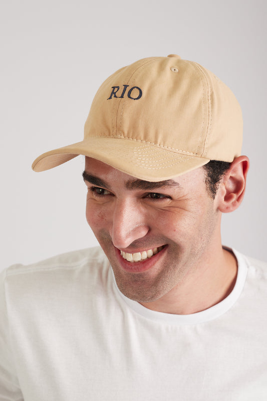 Modelo usando o boné Rio Bege unissex