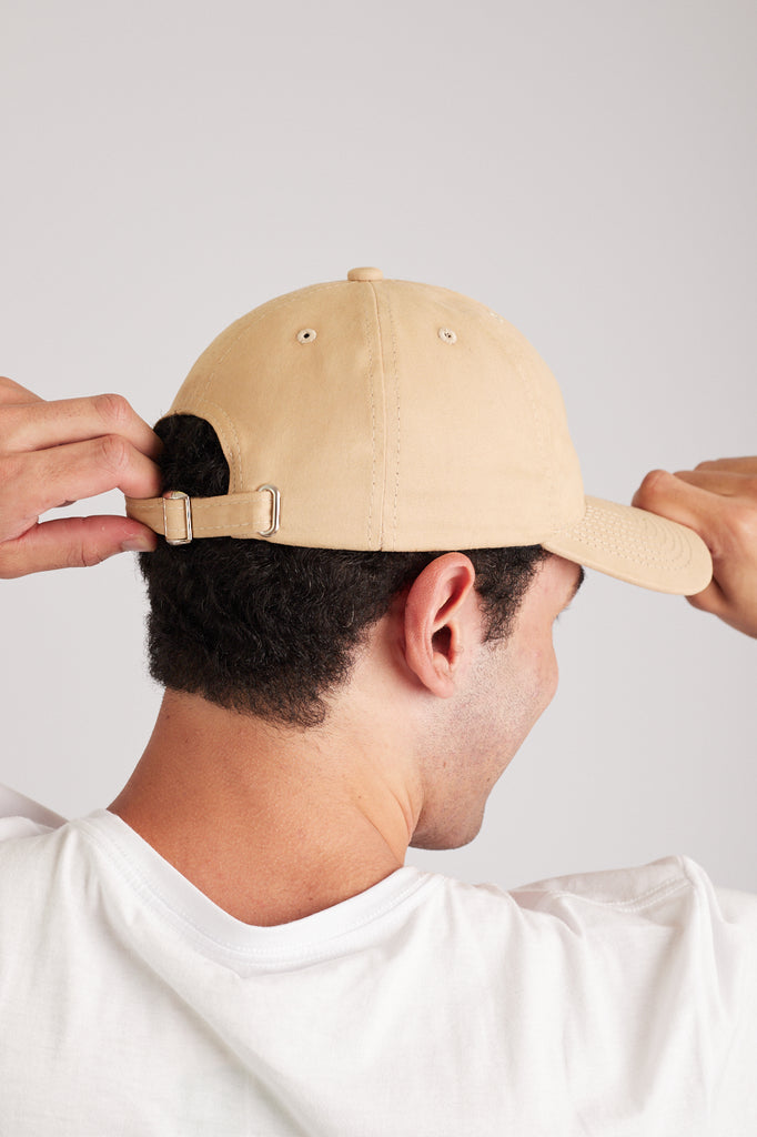 Modelo usando o boné Rio Bege unissex