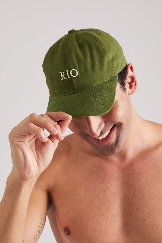 Modelo usando o boné Rio Verde unissex