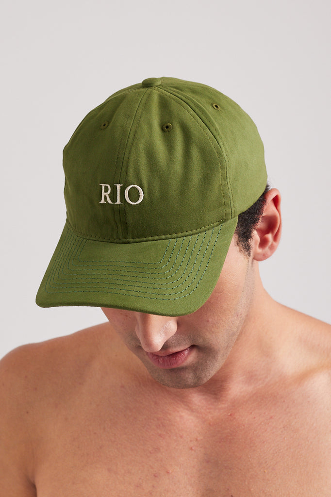 Modelo usando o boné Rio Verde unissex