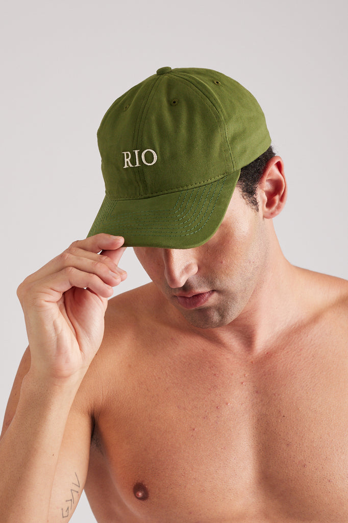 Modelo usando o boné Rio Verde unissex