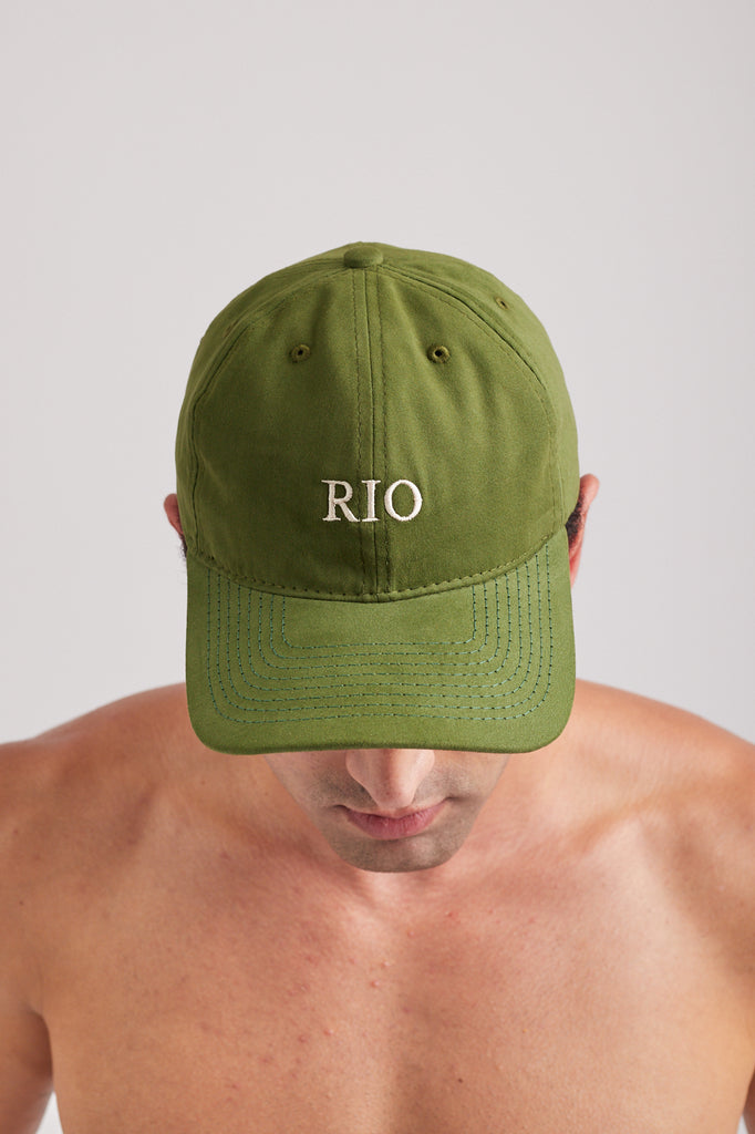 Modelo usando o boné Rio Verde unissex