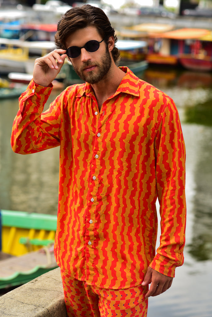 modelo usando Full Look Boobies Trap Laranja em frente aos barcos.