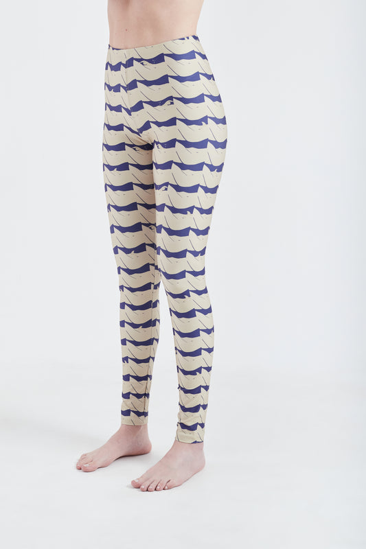 Modelo usando calça legging feminina azul/creme em lycra com estampa Onda.