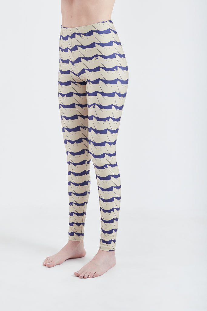 Modelo usando calça legging feminina azul/creme em lycra com estampa Onda.