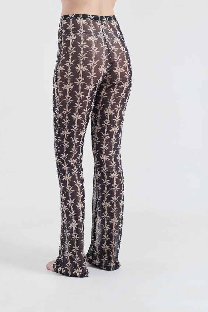 Modelo usando a Calça Preta com estampa Fauna & Flora, feito em Tule.