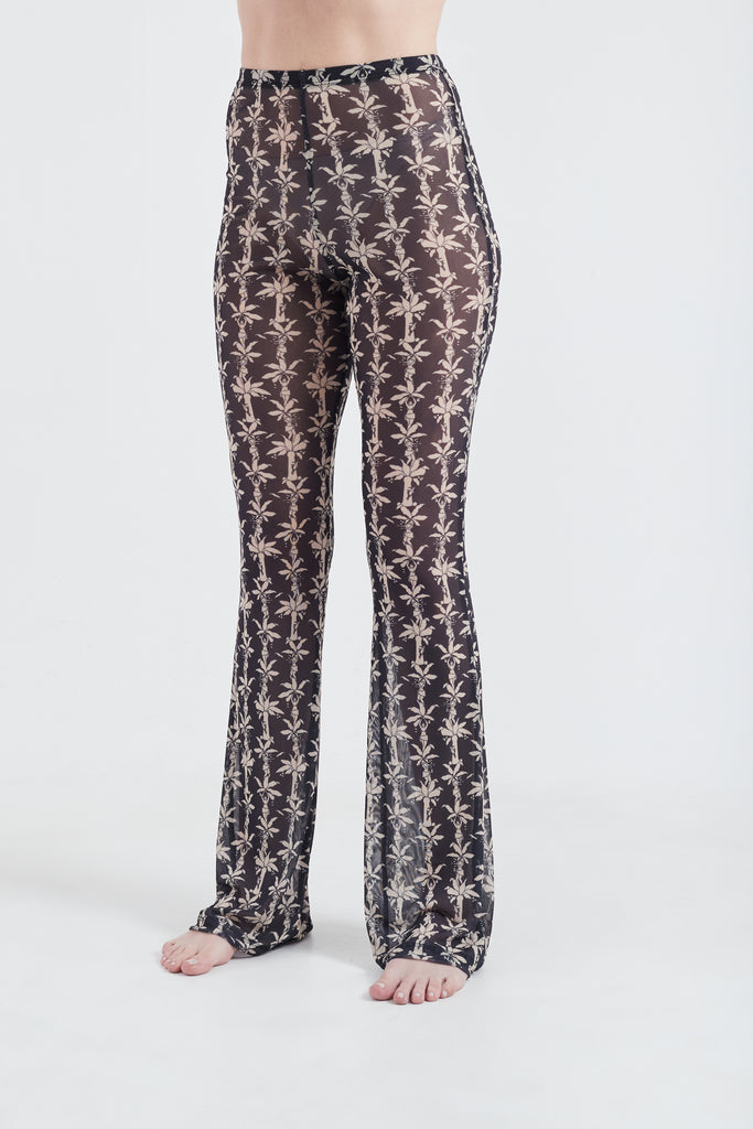 Modelo usando a Calça Preta com estampa Fauna & Flora, feito em Tule.