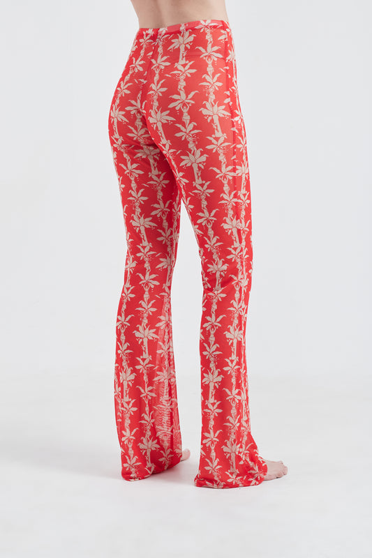 Modelo usando a Calça Vermelho/Off White com estampa Fauna & Flora, feito em tule.