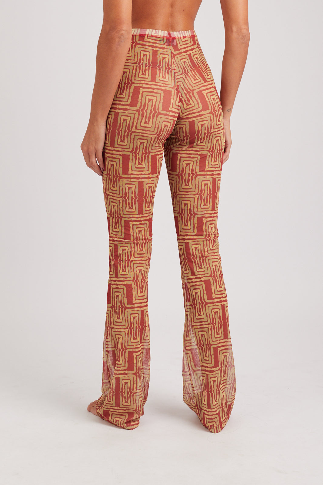 Modelo usando a calça red/yellow Mão Pela Perna feminino