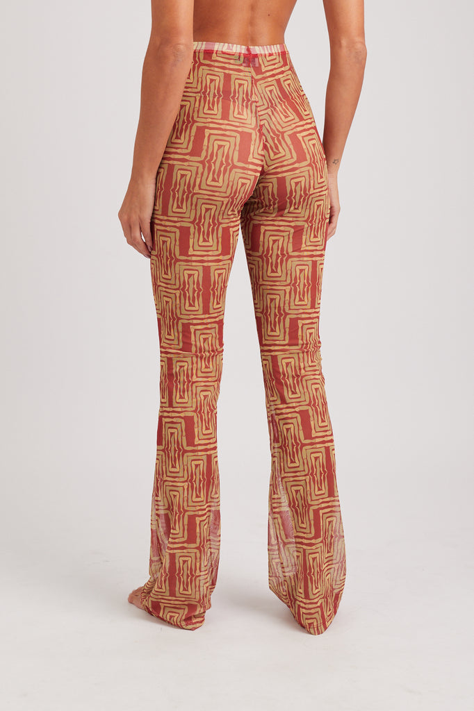 Modelo usando a calça red/yellow Mão Pela Perna feminino