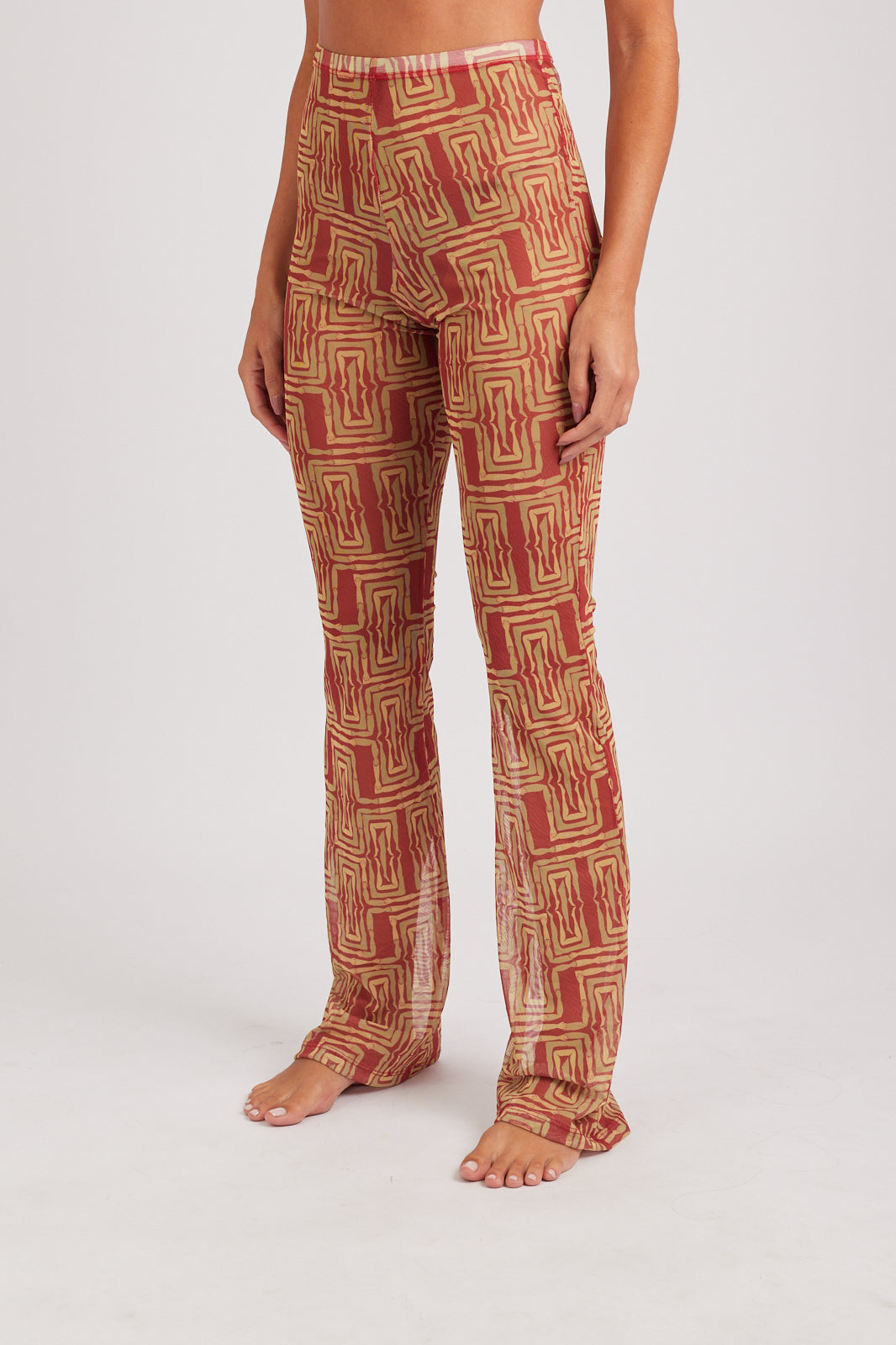 Modelo usando a calça red/yellow Mão Pela Perna feminino