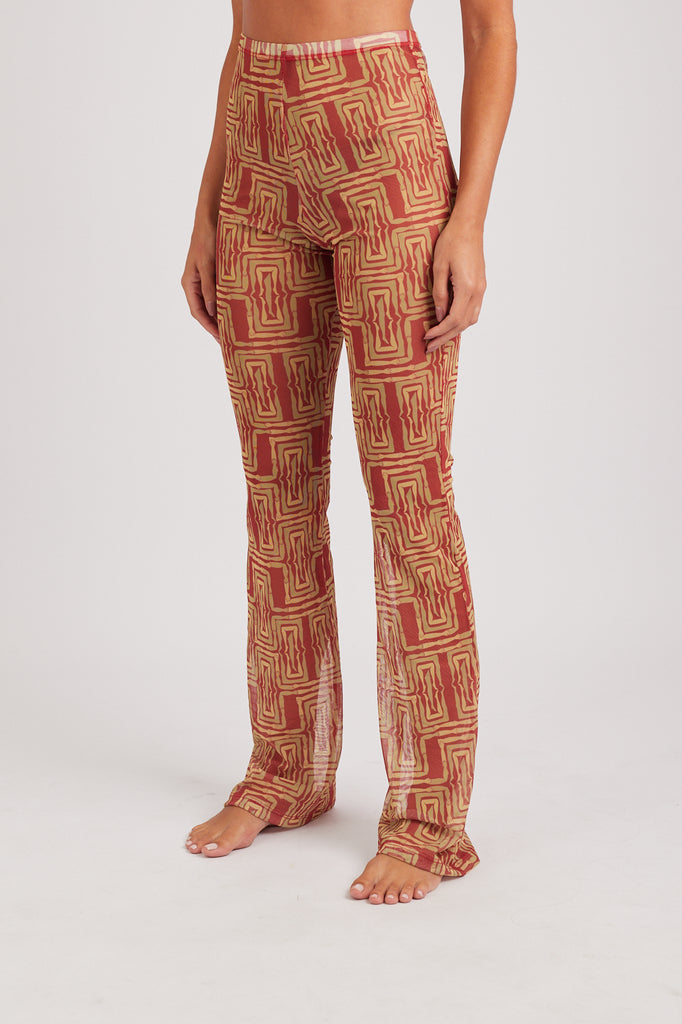 Modelo usando a calça red/yellow Mão Pela Perna feminino