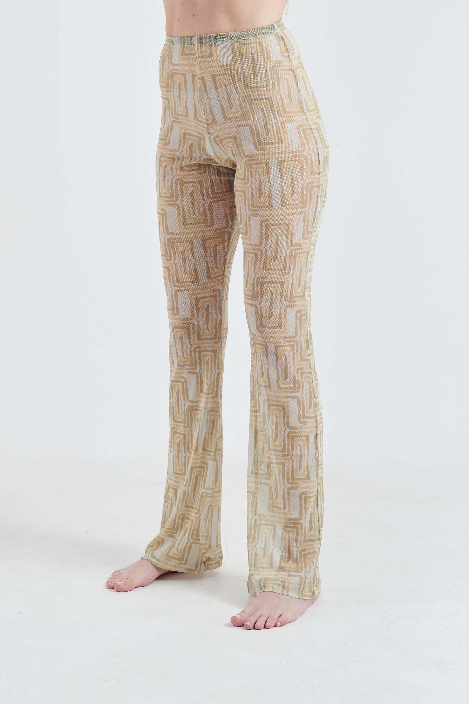 Modelo usando a Calça Feminina Areia/Creme com estampa Mão Pela Perna, feito em Tule