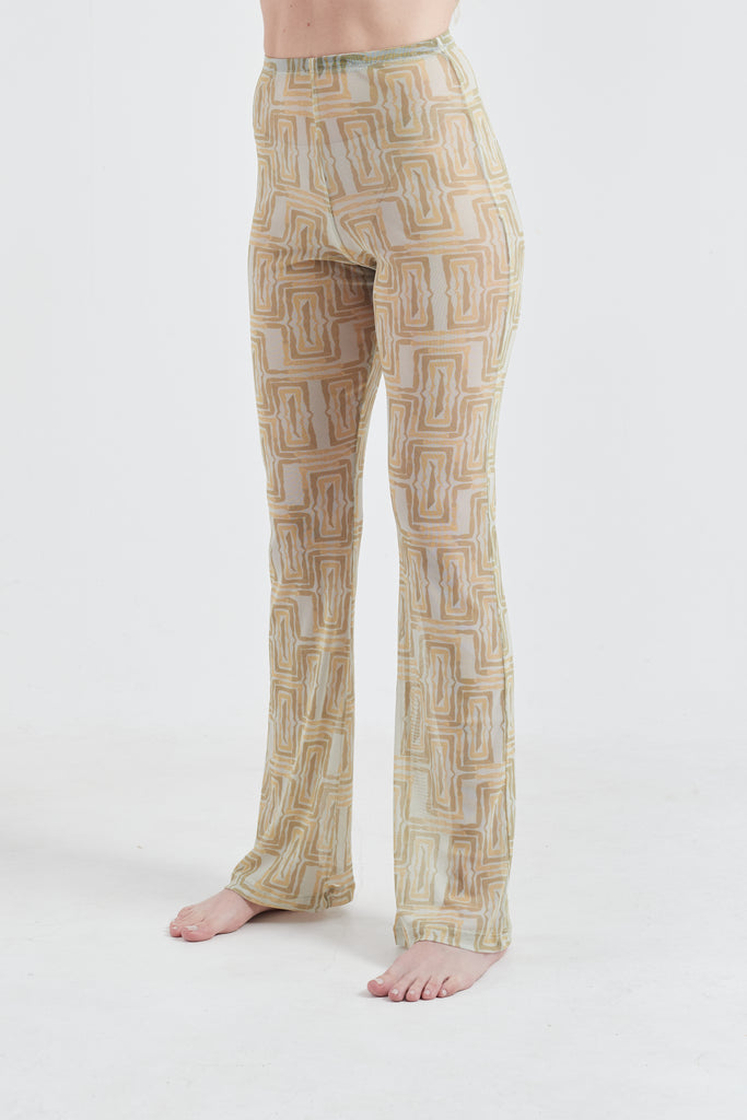 Modelo usando a Calça Feminina Areia/Creme com estampa Mão Pela Perna, feito em Tule