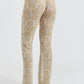 Modelo usando a Calça Feminina Areia/Creme com estampa Mão Pela Perna, feito em Tule