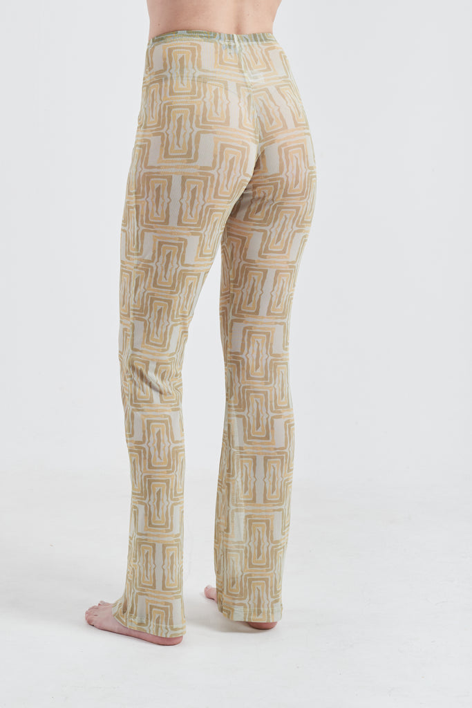 Modelo usando a Calça Feminina Areia/Creme com estampa Mão Pela Perna, feito em Tule