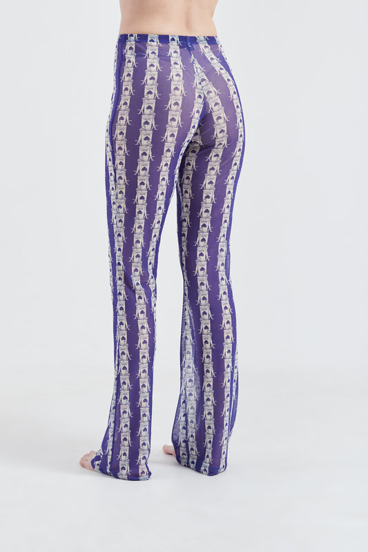 Modelo usando a Calça azul/off white com estampa Olha o Latte, feito em Tule