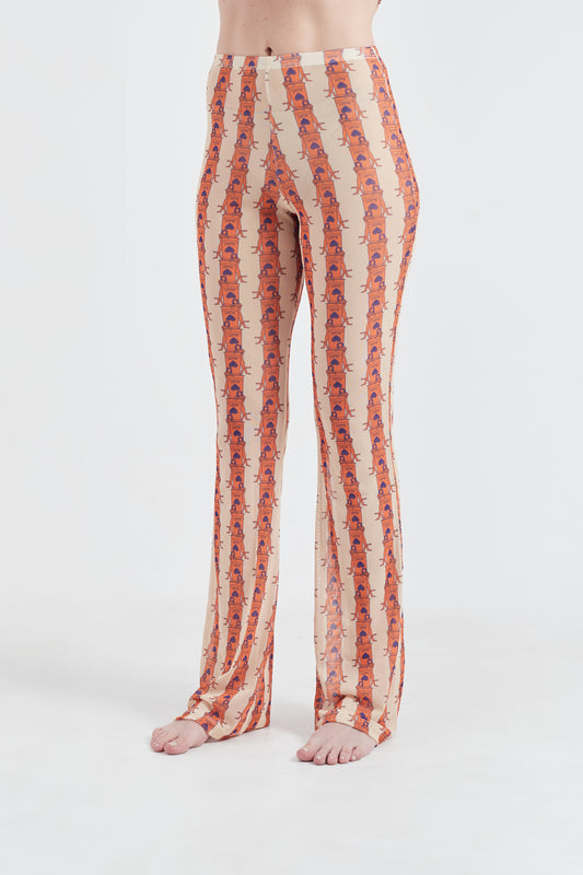 Modelo usando a Calça laranja/creme com estampa Olha o Latte, feito em Tule