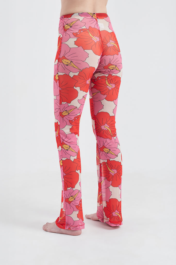 Modelo usando a Calça Rosa/Vermelho com estampa Poli Nation, feito em tule.