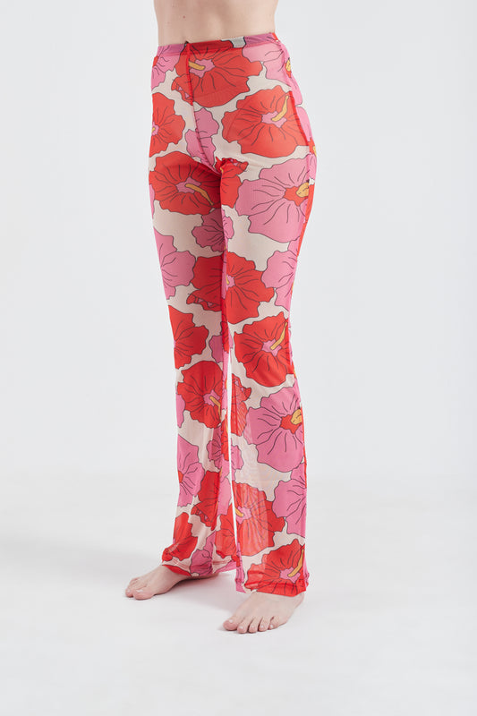 Modelo usando a Calça Rosa/Vermelho com estampa Poli Nation, feito em tule