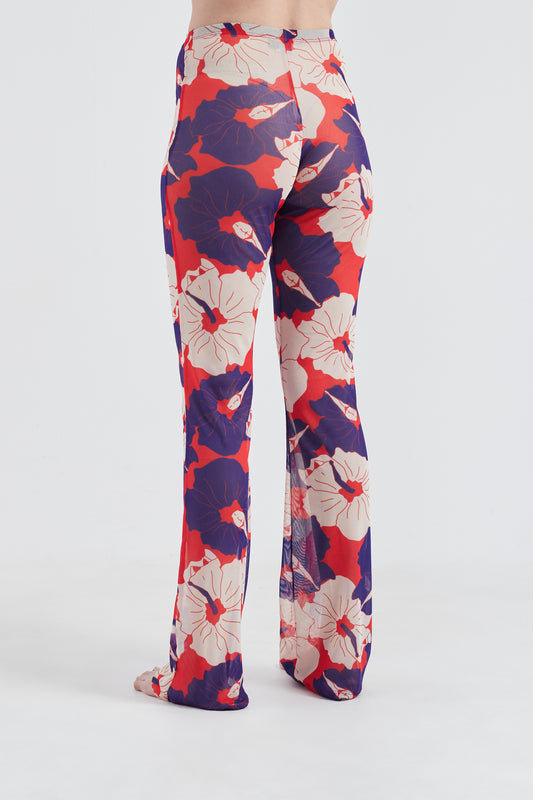 Modelo usando a Calça Vermelho/Azul com estampa Poli Nation, feito em tule.