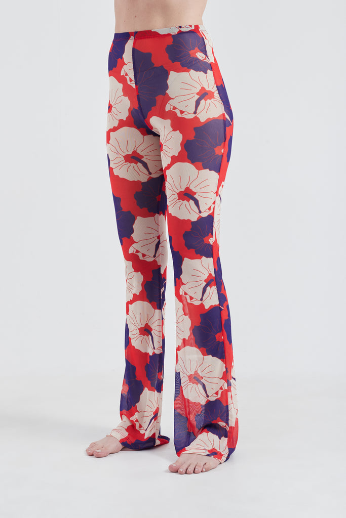 Modelo usando a Calça Vermelho/Azul com estampa Poli Nation, feito em Tule.