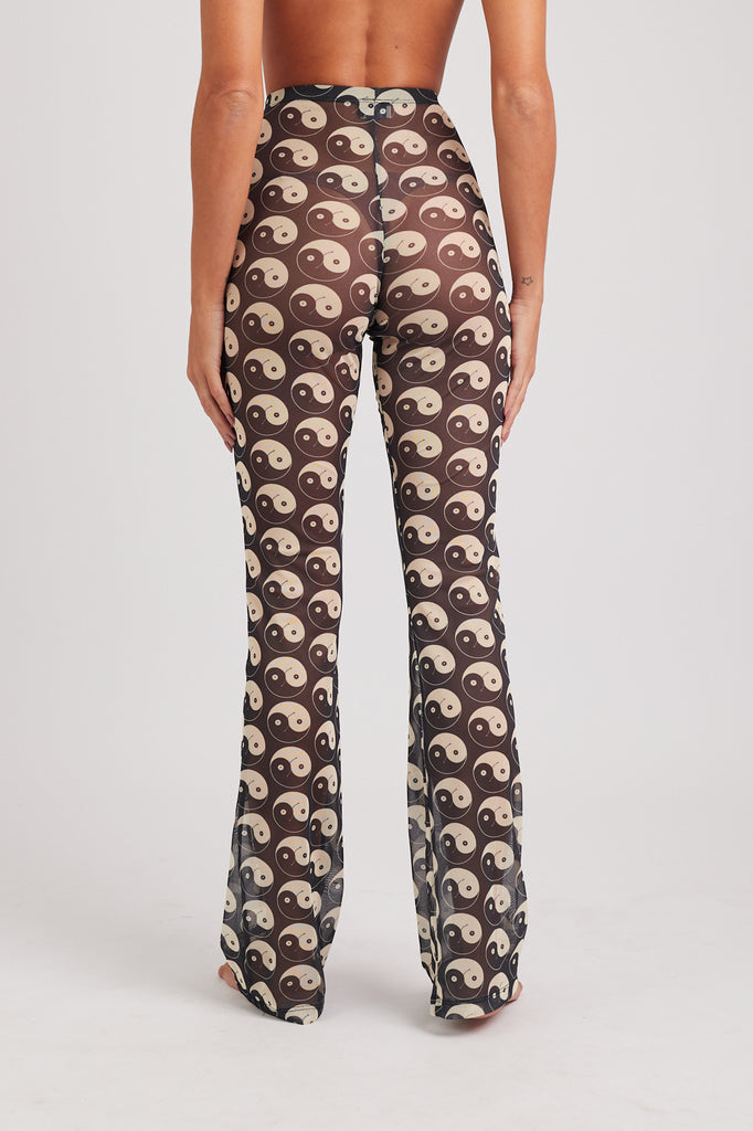 Modelo usando a calça preta feminina Yin and Out