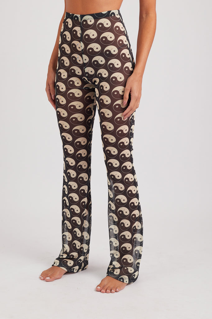 Modelo usando a calça preta feminina Yin and Out