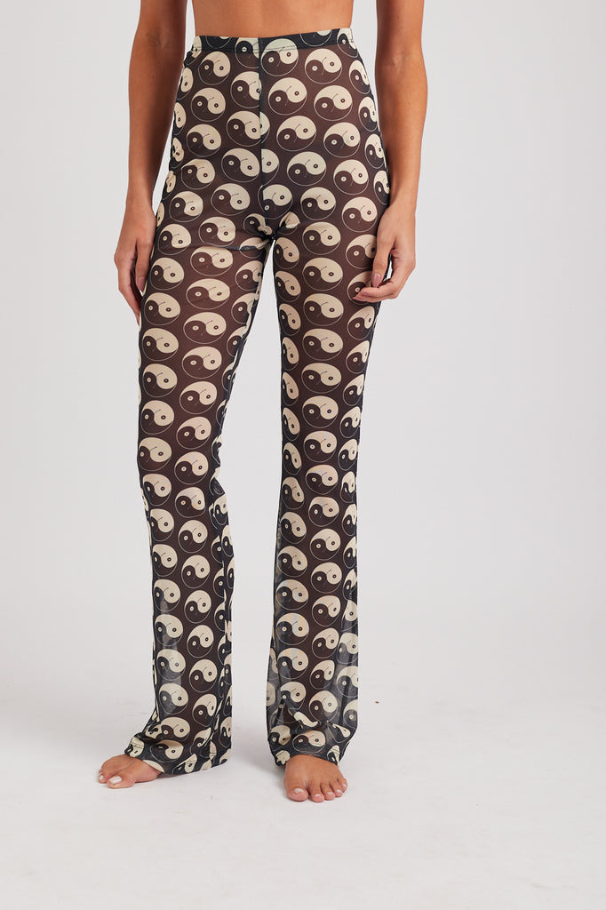 Modelo usando a calça preta feminina Yin and Out