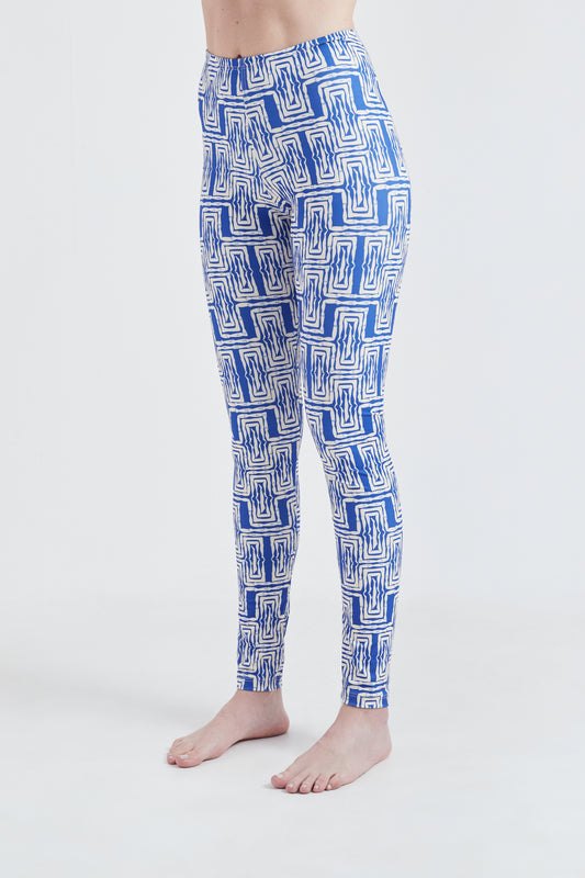 Modelo usando calça legging azul/branco feminina em lycra com estampa Mão na Perna.